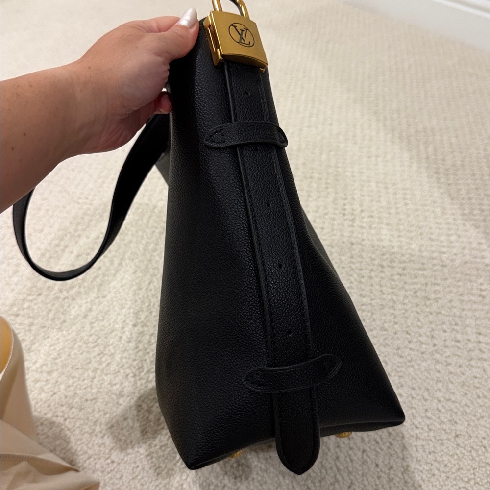 Black low key hobo LV - Picture 14 of 16